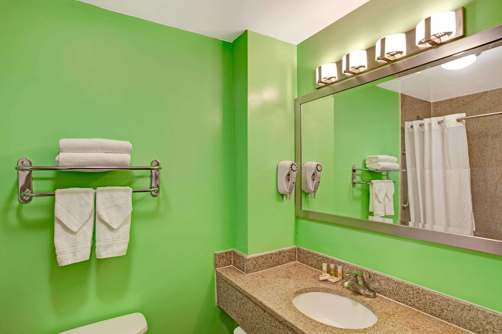 Days Inn & Suites By Wyndham Ozone Park/Jfk Airport New York Dış mekan fotoğraf